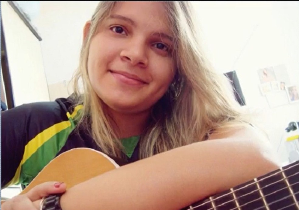 Cantora e compositora Lanna Rizzi morre aos 26 anos por complicações da Covid-19
