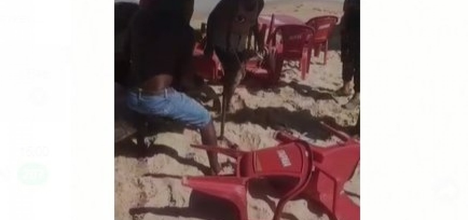 Criança morre vítima de bala perdida na praia de Itapuã, em trecho defronte à delegacia