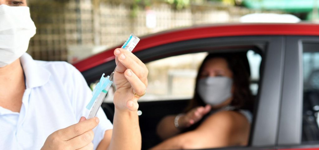 Aplicação da 3ª dose de vacinas vai começar por idosos e profissionais da saúde, diz Queiroga