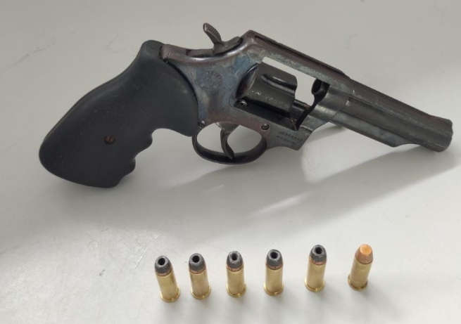 Homem foi preso portando arma de fogo neste sábado (21), em Alagoinhas
