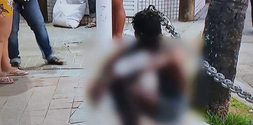 Casal em situação de rua fica gravemente ferido após incêndio em barraca improvisada na Barra