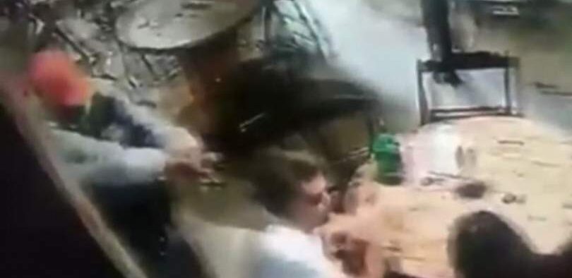 Homem tenta matar professor em bar e arma falha 3 vezes; vídeo