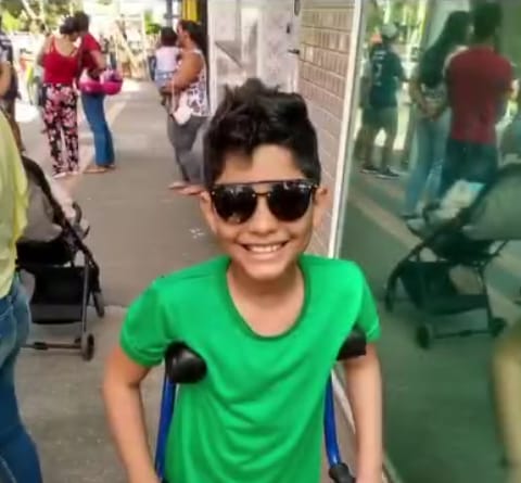 Menino de Alagoinhas que teve perna amputada, tenta realizar o sonho de conseguir uma prótese