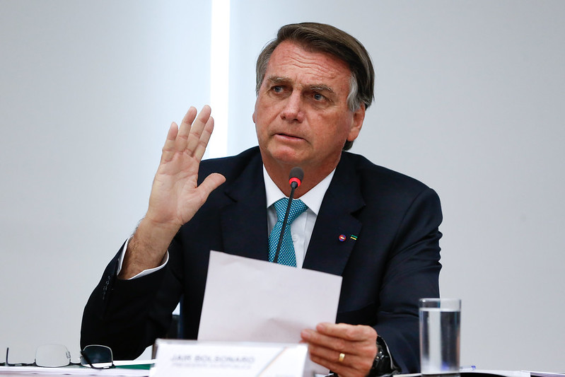 Bolsonaro diz que hidrelétricas podem parar e pede para ‘apagar um ponto de luz em casa’