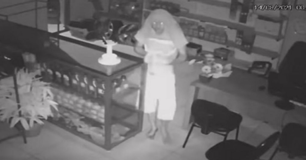 De ‘fantasma’, homem invade estabelecimento comercial em Vitória da Conquista