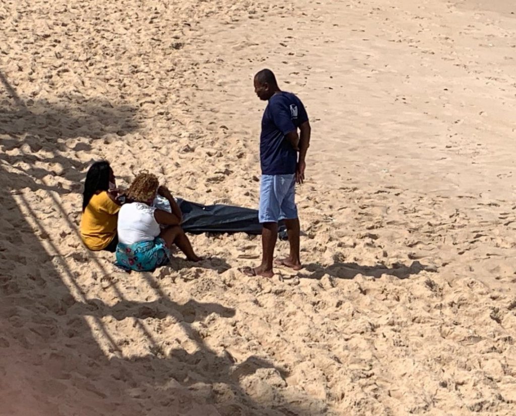 Família vê, ao vivo, corpo de estudante boiando na Praia de Amaralina e mãe se desespera: “por qual motivo, meu filho?”