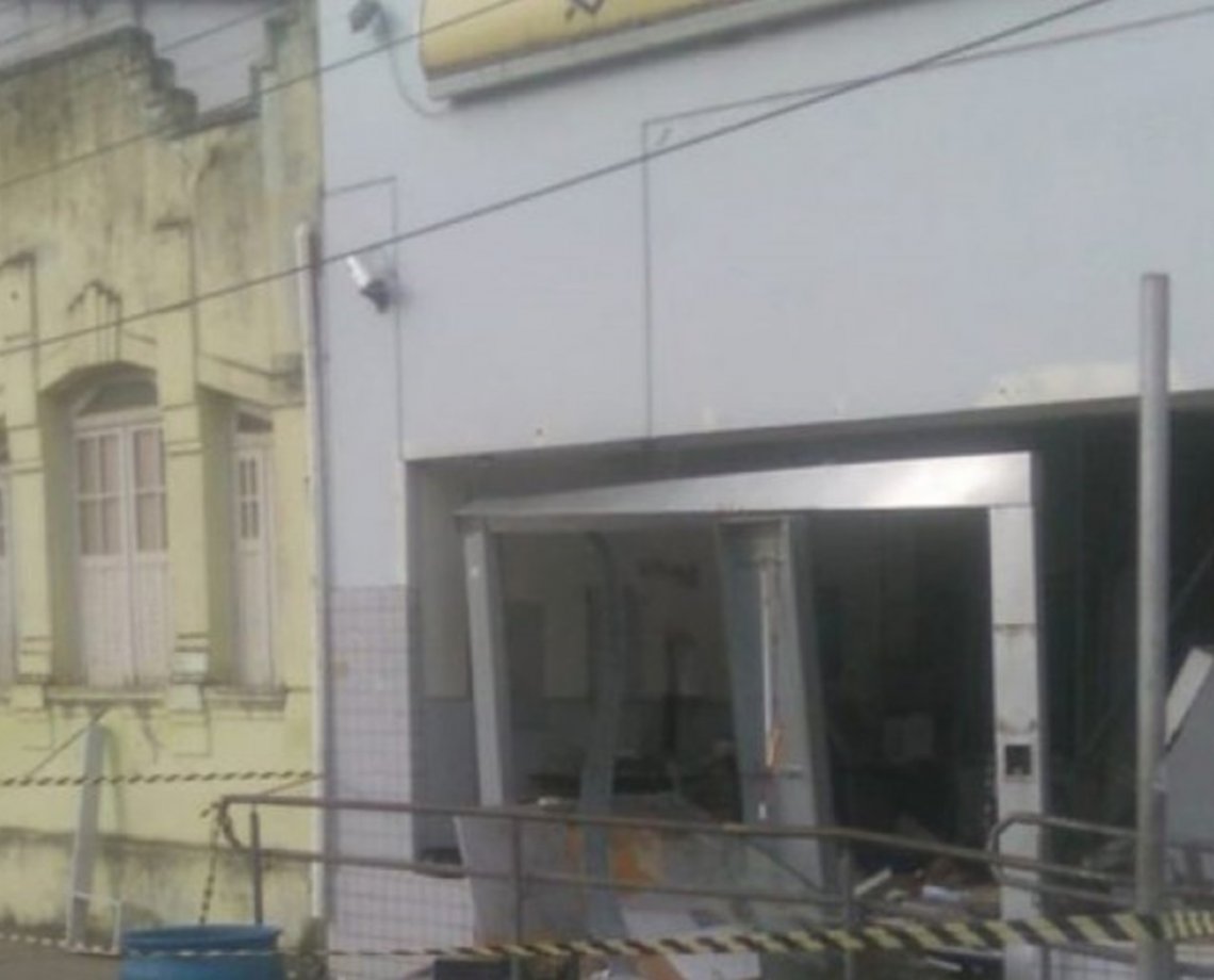 Terror na madrugada: grupo armado explode agência bancária no interior da Bahia
