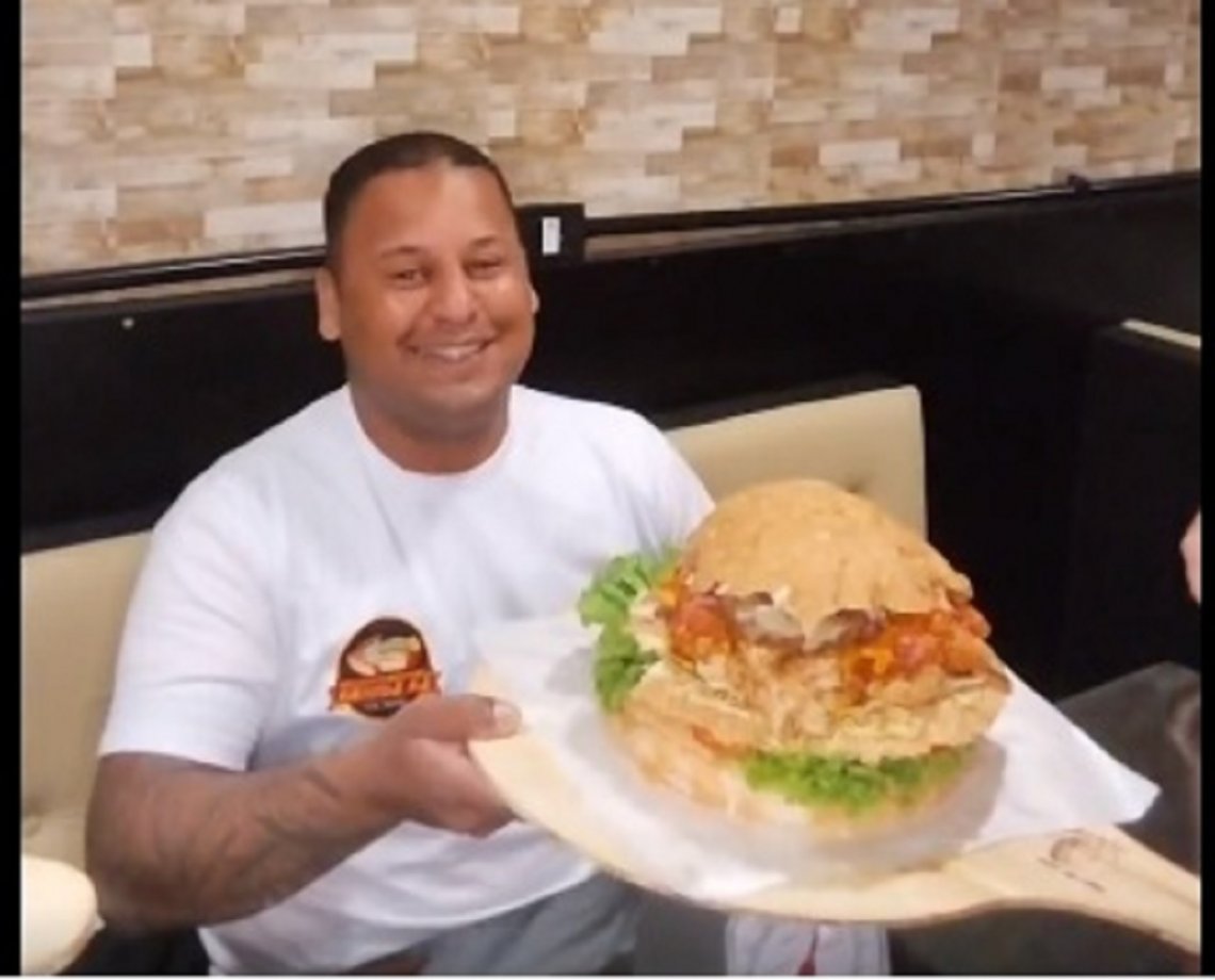 Por R$ 500, pintor comilão aceita desafio e encara um sanduíche gigante de 3 kg; veja o que aconteceu