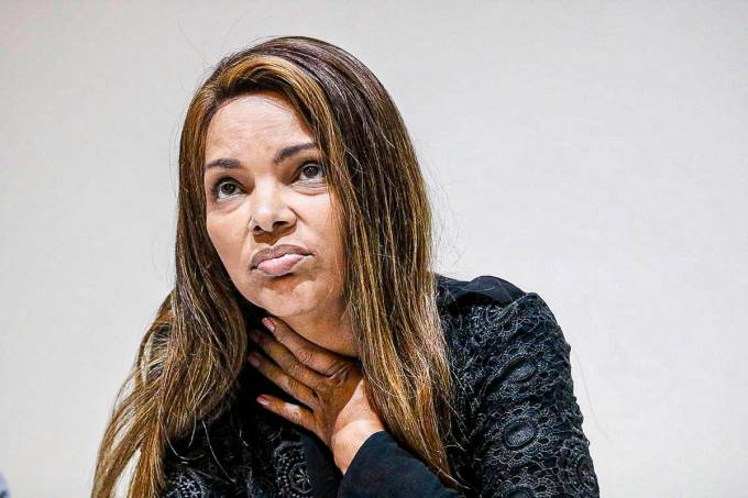 Acusada de matar o marido, deputada Flordelis perde o mandato