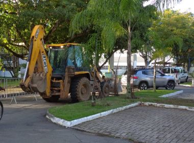 Homem aparece com retroescavadeira para se vacinar contra Covid-19 em Salvador