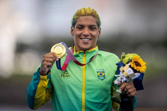 Da Bahia para o mundo: Ana Marcela é ouro na maratona aquática