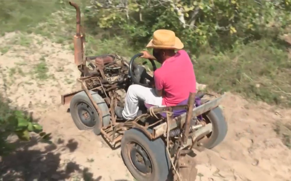 Agricultor recolhe sucatas e cria minitrator e arado motorizado no interior da BA: ‘Ganha tempo e economiza muito dinheiro’