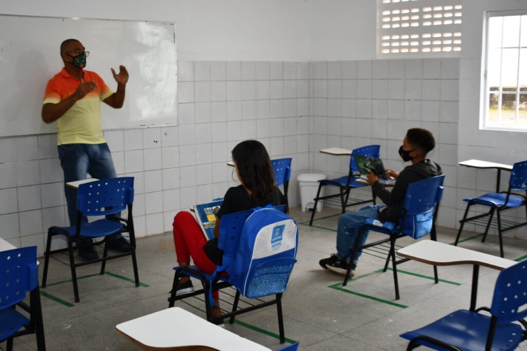 De forma semipresencial e com todos os protocolos de segurança, estudantes retornam às aulas na rede municipal