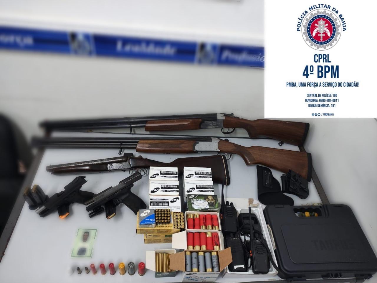 Em Alagoinhas, policiais do Quarto Batalhão apreendem cinco armas de fogo e munições de diversos calibres.