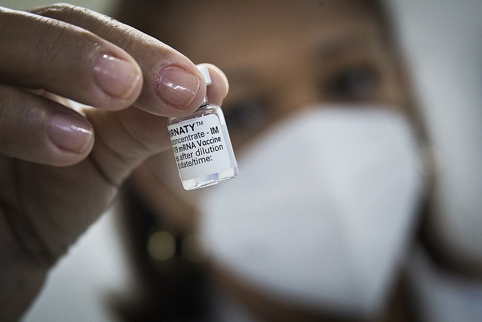 Pfizer assina acordo para fabricar vacina contra covid-19 no Brasil