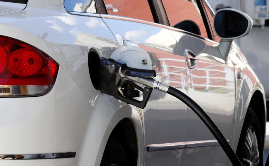 Gasolina já é vendida a R$ 7,36 em postos pelo Brasil; preço médio chega a quase R$ 6