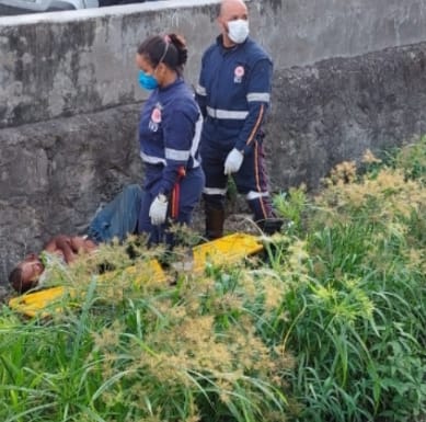 Homem cai em esgoto a céu aberto do rio Catu em Alagoinhas