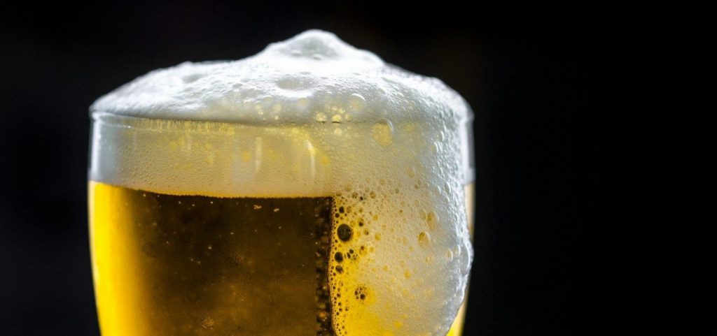 Maior indústria de bebidas do Brasil aumenta o preço das cervejas