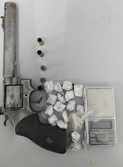 Em ação conjunta com a CIPE/LN, policiais do Quarto Batalhão apreendem arma de fogo e drogas, após confronto com criminosos