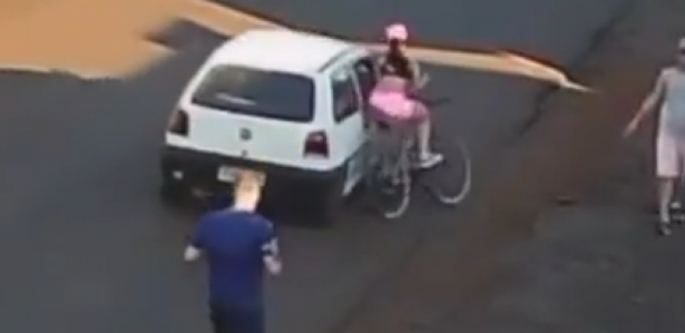 Homem que passou a mão e derrubou ciclista é preso no Paraná; vídeo