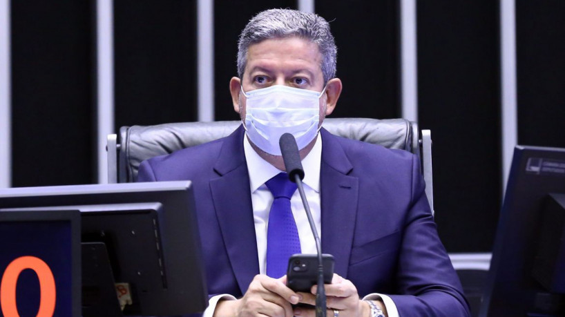 Deputado xinga Arthur Lira sem perceber que microfone estava ligado; veja o vídeo