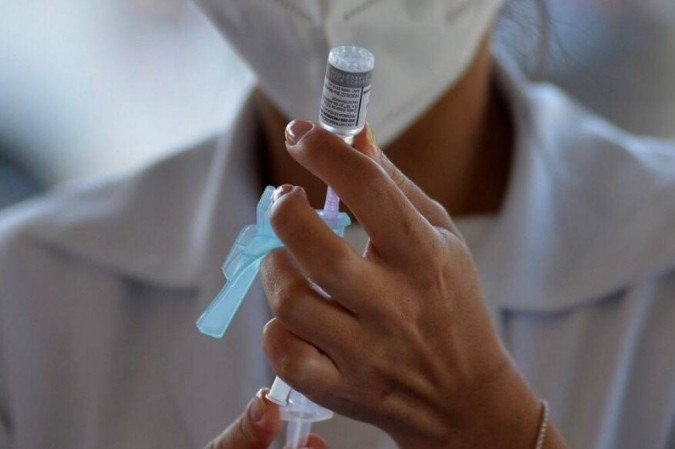 Queiroga anuncia dose de reforço para profissionais da saúde