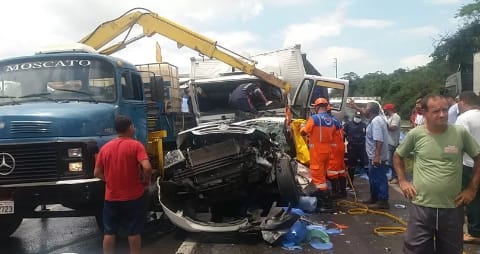 Acidente entre caminhões e carro deixa feridos na BR-324 e congestionamento de mais de 10 km