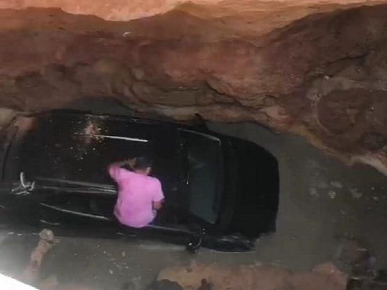 Cratera se abre e carro cai em enorme buraco; vídeo