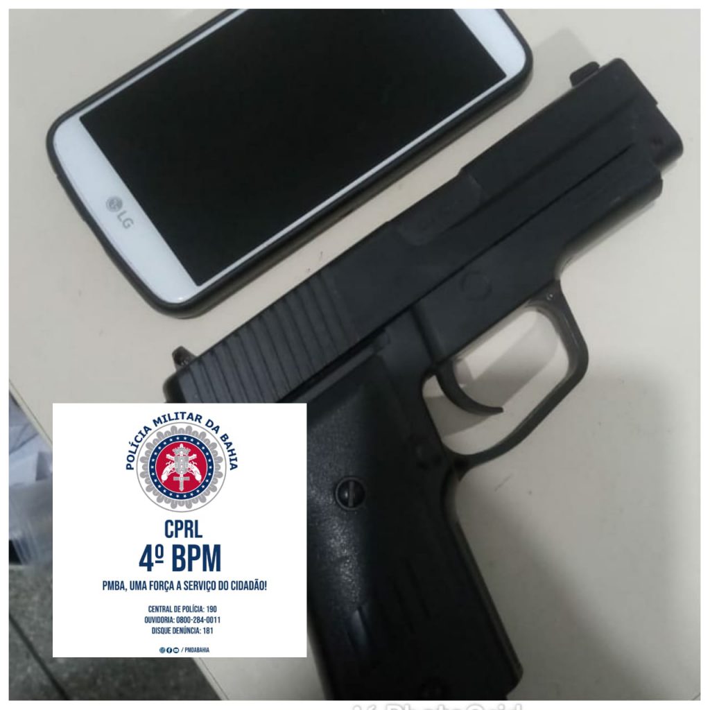 Em Inhambupe, policiais do Quarto Batalhão apreendem simulacro de arma de fogo, tipo pistola.