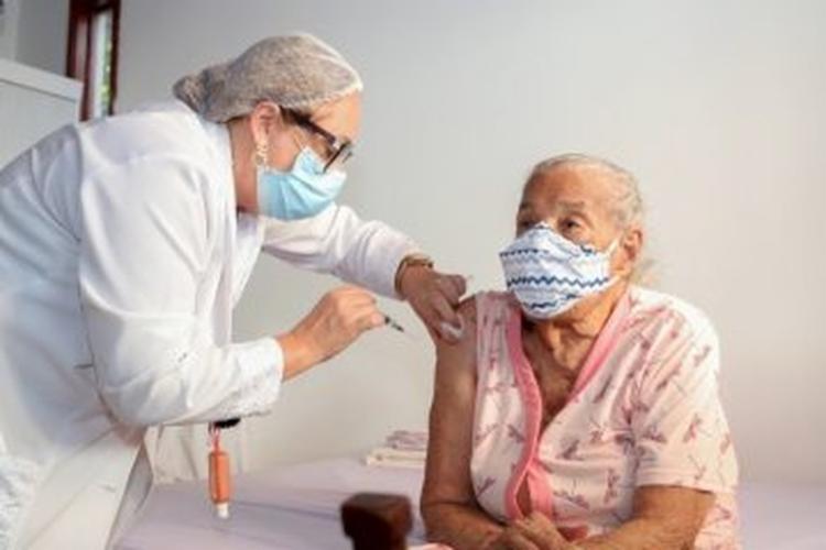 Covid: 20 municípios baianos se anteciparam e começaram a aplicar terceira dose