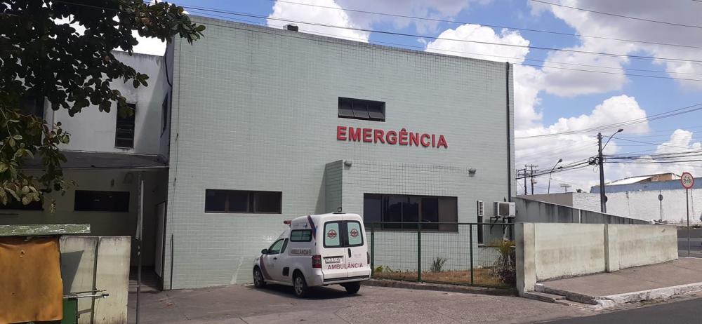 Após ser baleado em tentativa de assalto na BR-101, caminhoneiro é socorrido para o Hospital Dantas Bião