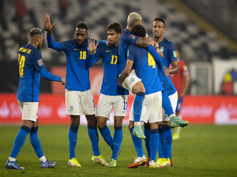 Brasil supera ausência de convocados, vence o Chile e mantém os 100% nas Eliminatórias