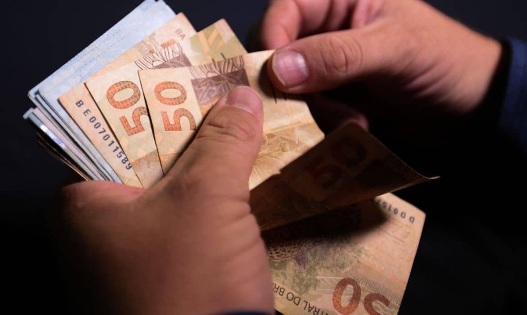 Brasil tem recorde de 30,2 milhões de pessoas recebendo até um salário mínimo