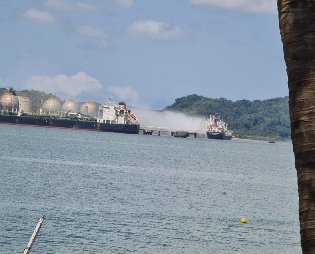 Forte explosão em navio gera pânico no Porto de Aratu e moradores filmam; situação teria ocorrido em setor de gás