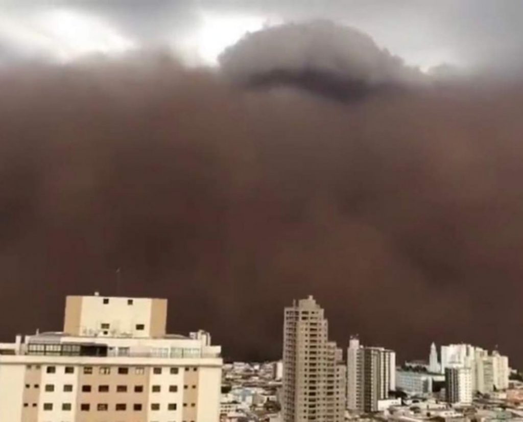 Fenômeno lança tempestade de areia sobre cidade do interior de São Paulo; veja vídeos impressionantes