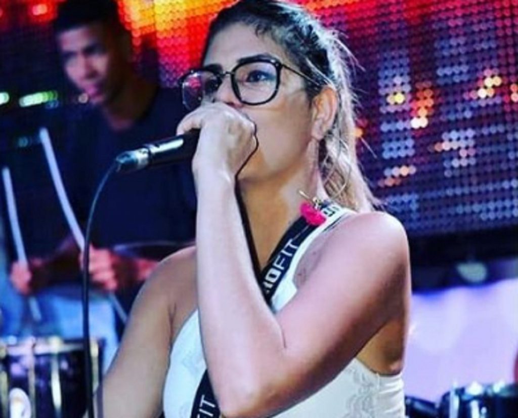 Cantora morre após ser baleada enquanto andava em motocicleta com namorado em Salvador