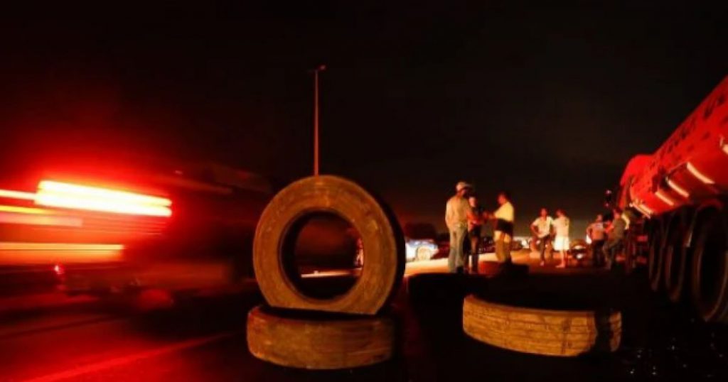 Contra preço do combustível, caminhoneiros bloqueiam rodovia em Feira de Santana; veja