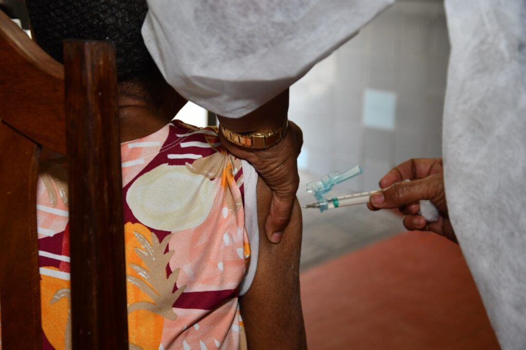 Vacinação Covid-19: avanço na imunização em Alagoinhas levou número de novos casos a zero. Confira quem deve se vacinar nesta segunda (13)