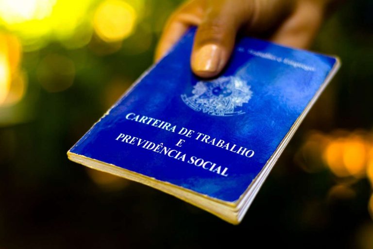 Funcionários que se recusarem a tomar vacina contra a Covid-19, podem ser demitidos por justa causa
