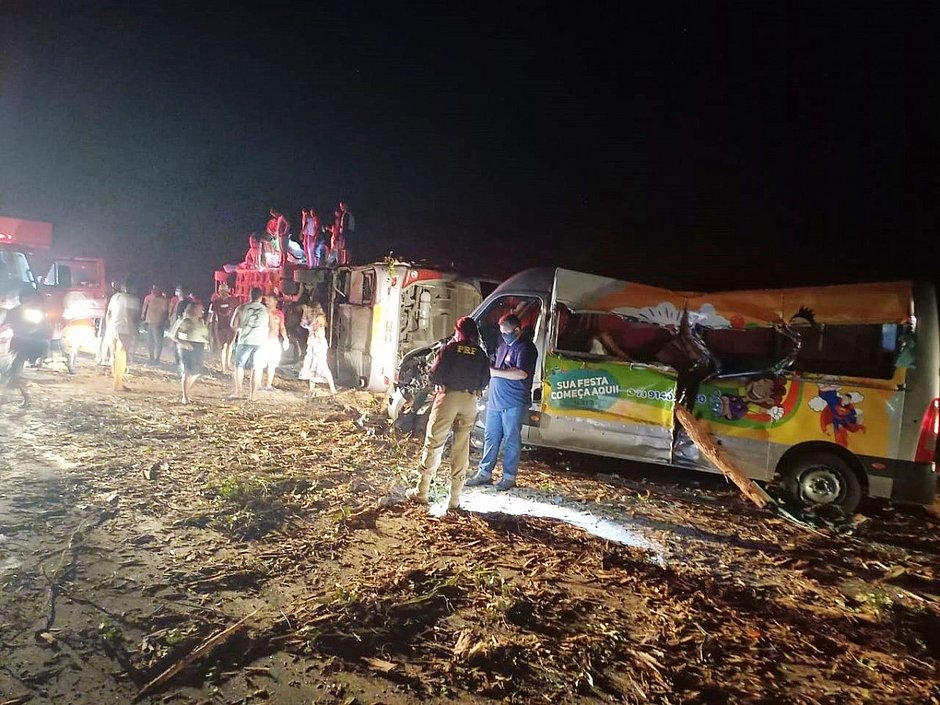 Acidente na BR-101 entre van ônibus e caminhão deixa mortos e feridos