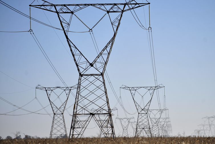Governo anuncia leilão para compra simplificada de energia em outubro