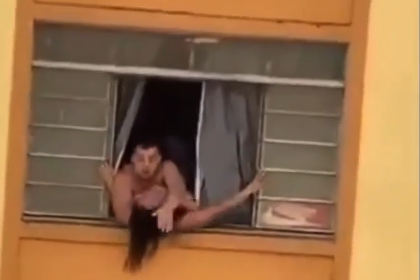 Grávida tenta pular janela de prédio para escapar de agressão de marido; vídeo