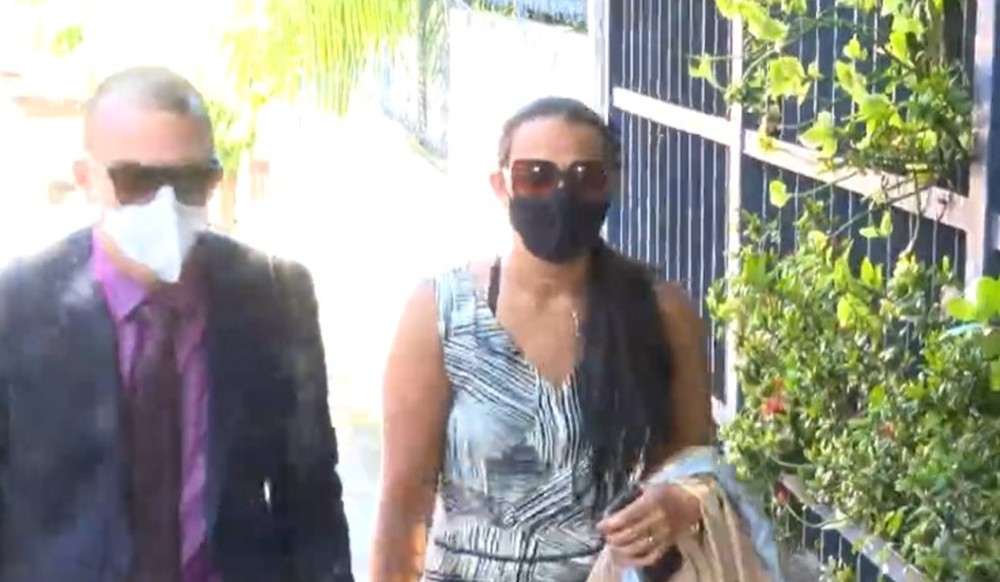 Patroa suspeita de agredir e manter babá em cárcere privado em Salvador deixa apartamento sob vaias e escoltada pela polícia