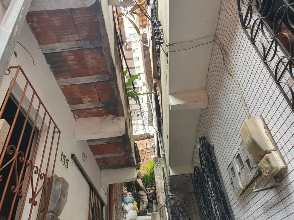 Homens invadem casa e fazem moradora refém no bairro de Brotas, em Salvador