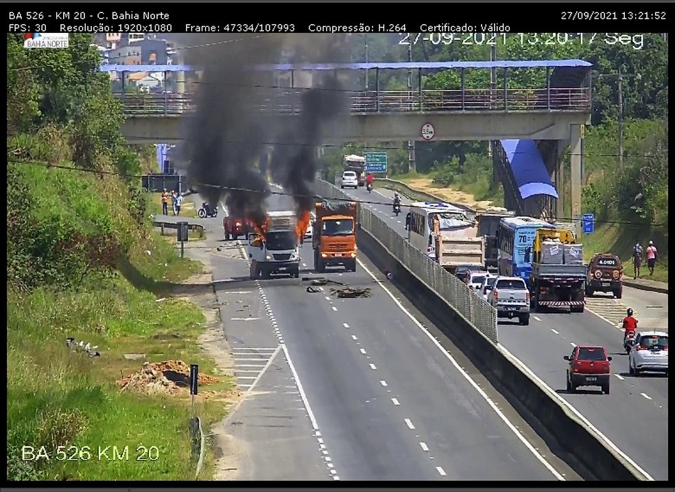Caminhão é incendiado na BR-526, no bairro Jardim das Margaridas, em Salvador