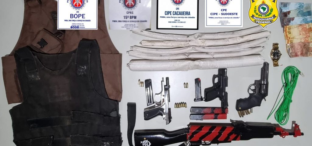 Quatro suspeitos de assalto a bancos são mortos após ação da polícia; armas e explosivos são apreendidos
