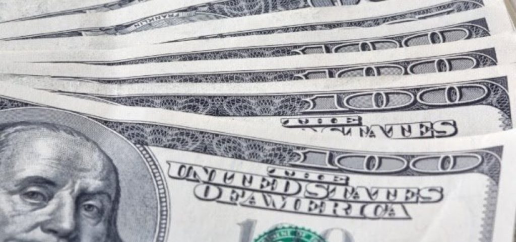 Dólar fecha em alta e atinge maior cotação em seis meses