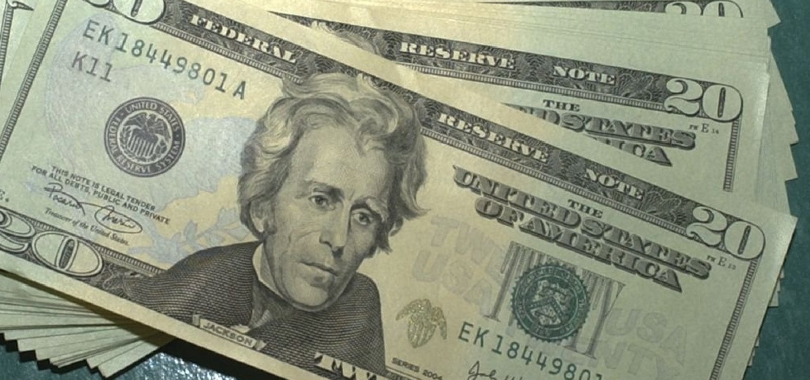 Dólar sobe para R$ 5,66 com possíveis mudanças no teto de gastos