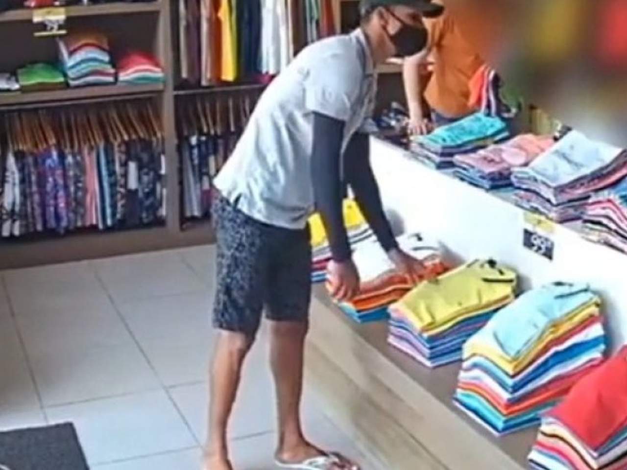 Vídeo: Homem armado assalta loja de roupas em Alagoinhas