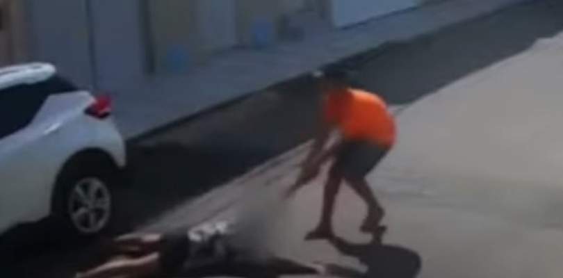 Criminosos arrastam mulher pela rua durante assalto; veja vídeo